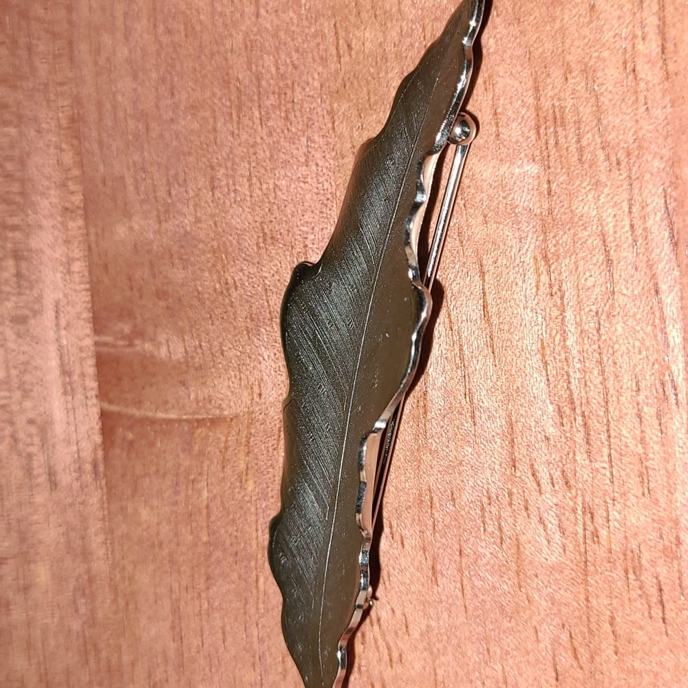 Vintage Brushed Silver-tone Brooch Long Leaf or Feather with stamped design MCM - Picture 7 of 8